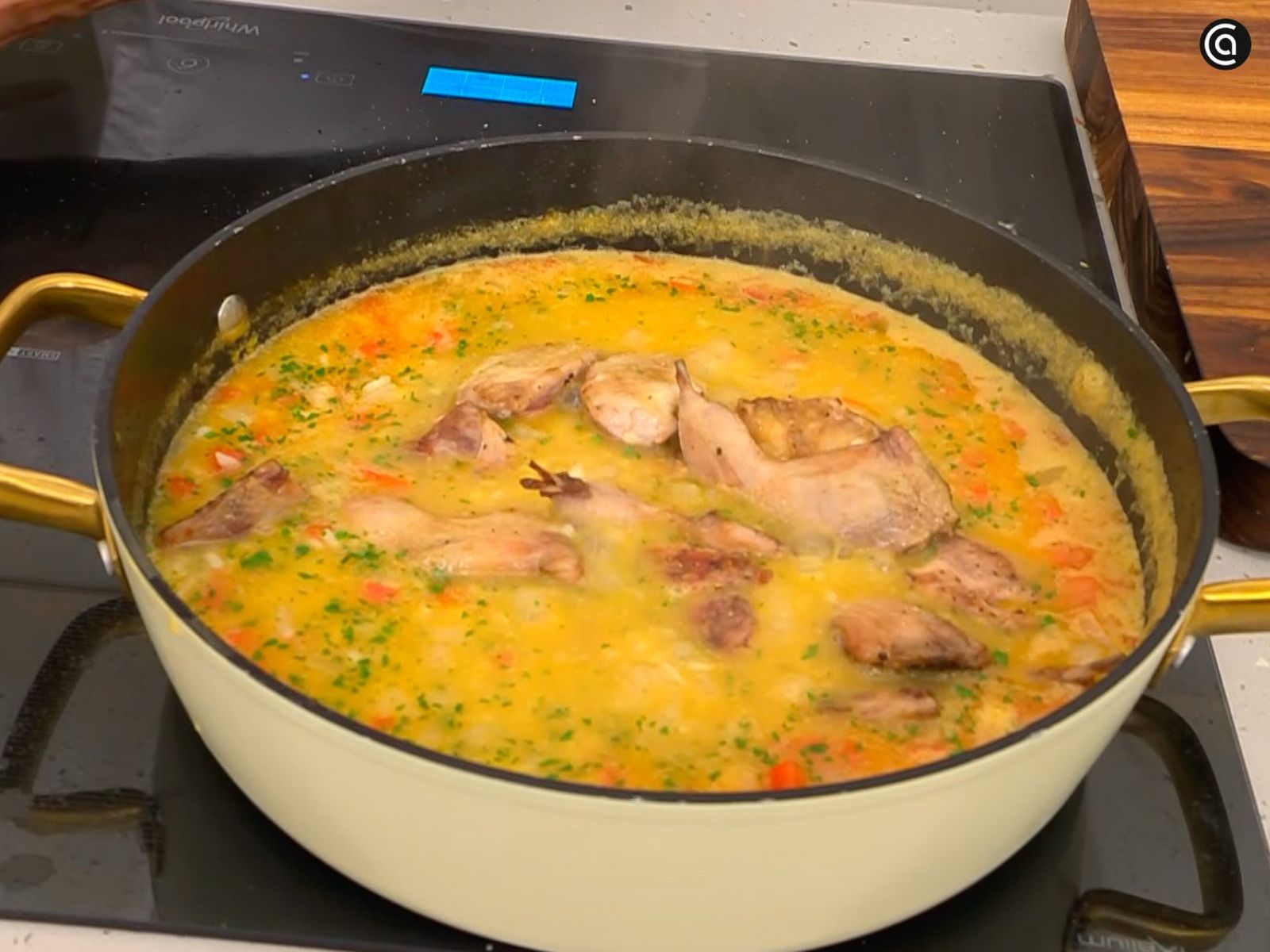 Incorpora las codornices a la cazuela y deja cocinar el conjunto