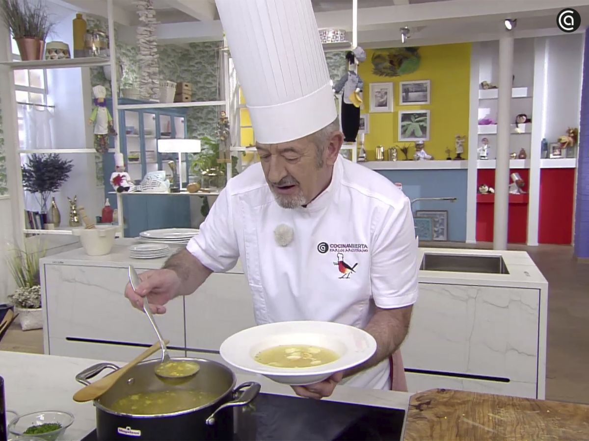 Sirve la sopa con fideos y huevo cocido