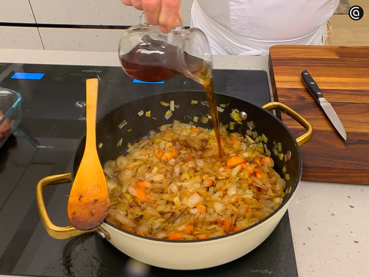 Cocina las hortalizas en la tartera y, una vez doradas, añade el brandy