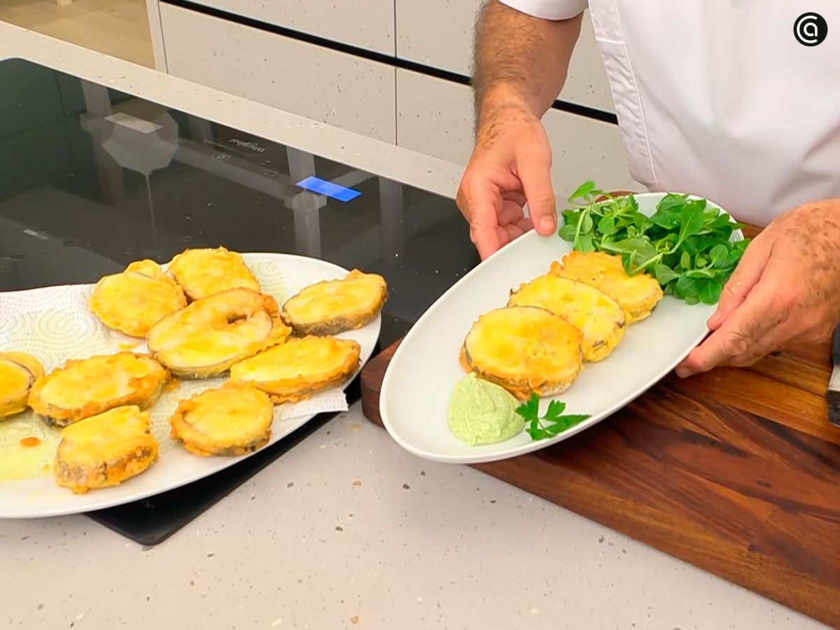 Acompaña la merluza rebozada con canónigos