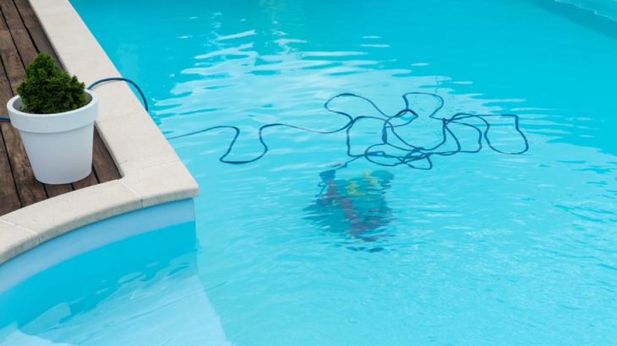La limpieza es fundamental para evitar gastos innecesario en tu piscina