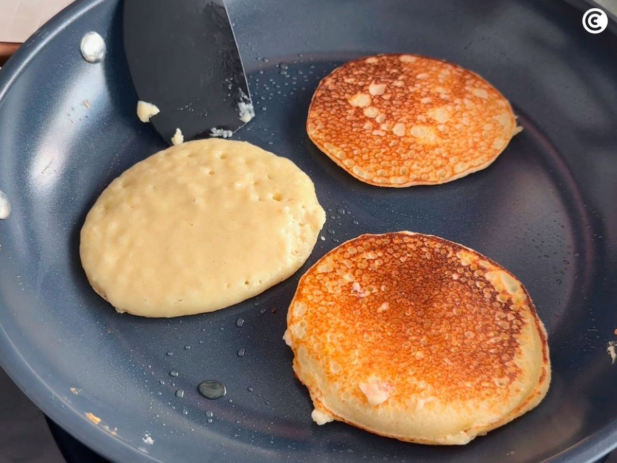Dora las tortitas sin gluten en la sartén