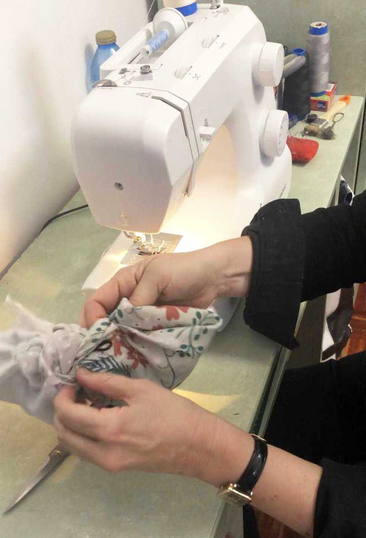 Séptimo paso para hacer una funda de tela para libros.