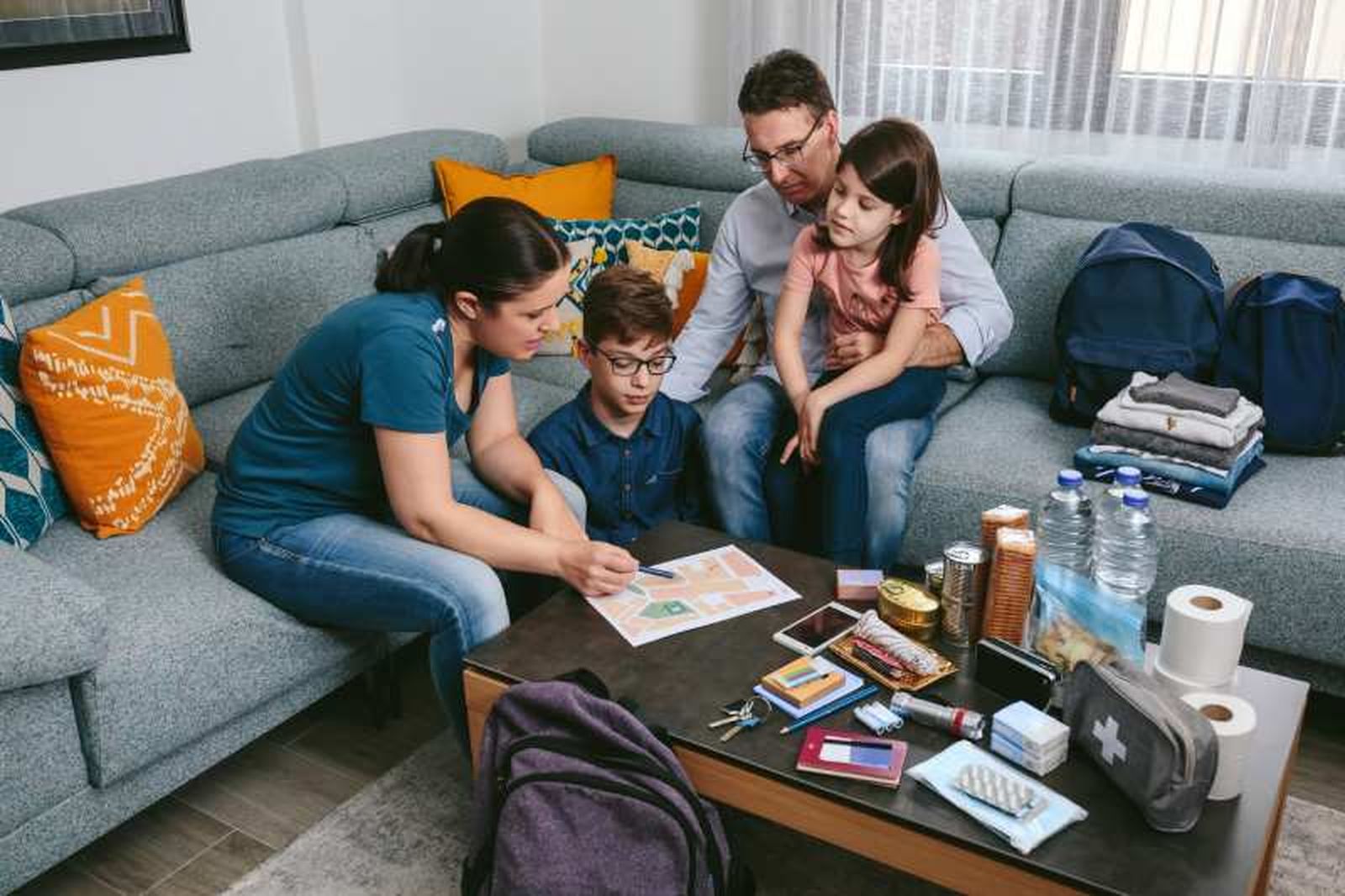 Establece un punto de encuentro seguro y fácil de localizar para reunir a la familia en caso de separación Establece un punto de encuentro seguro y fácil de localizar para reunir a la familia en caso de separación