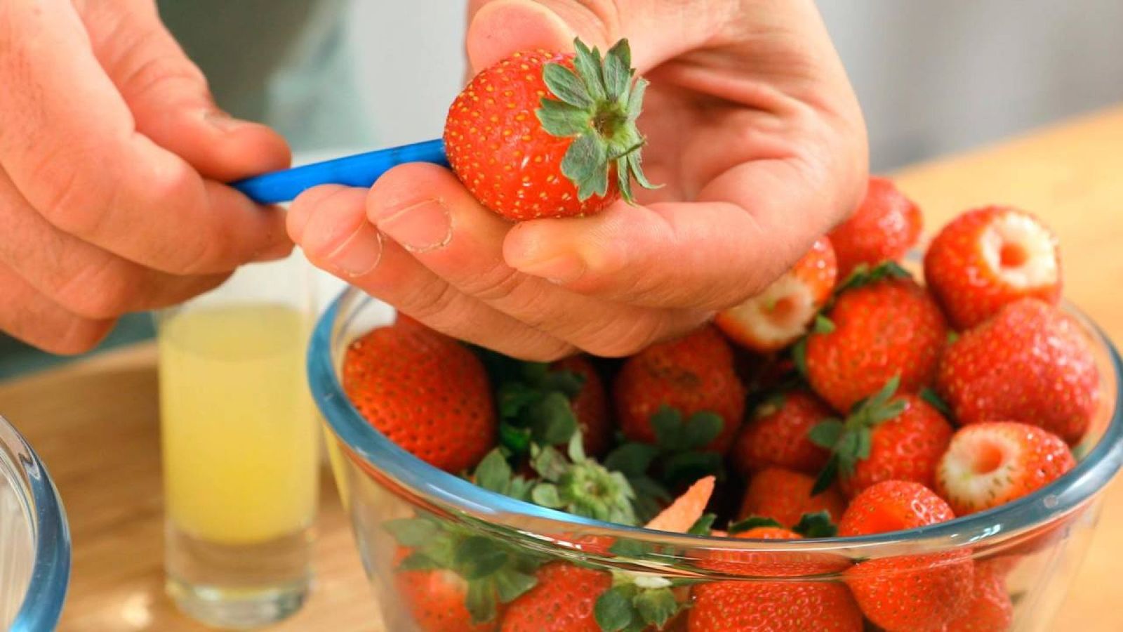 Técnica cómo quitar el tallo a las fresas con una pajita Técnica cómo quitar el tallo a las fresas con una pajita