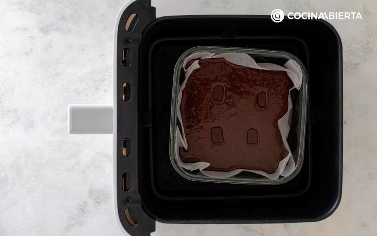 Vierte la mezcla de brownie