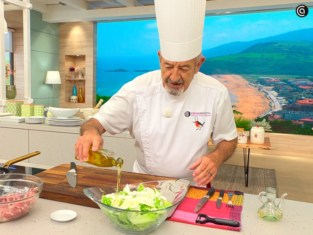 Prepara una ensalada de lechuga y cebolleta y aliña al gusto