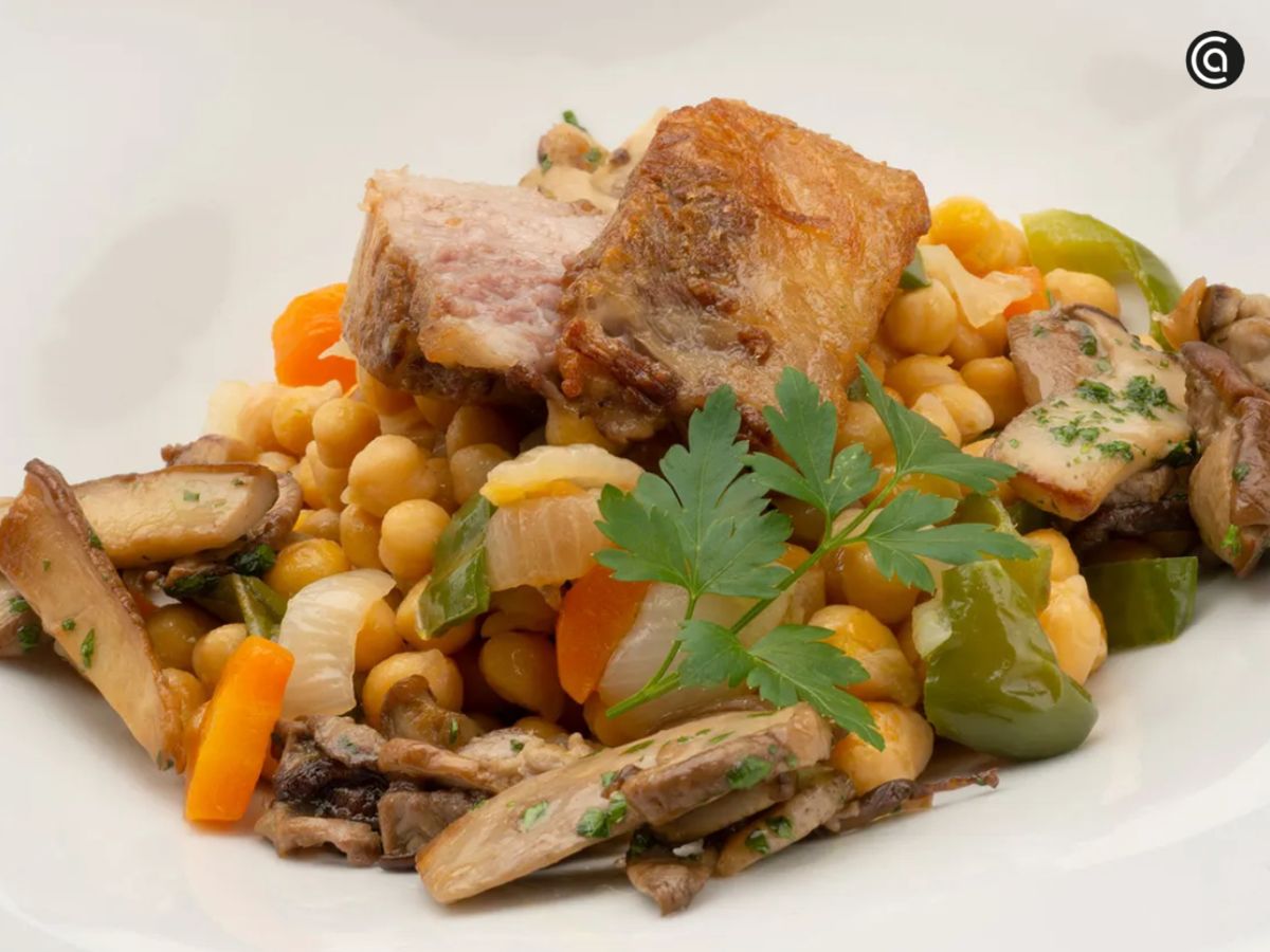 Garbanzos con papada y setas, receta completa y llena de matices.