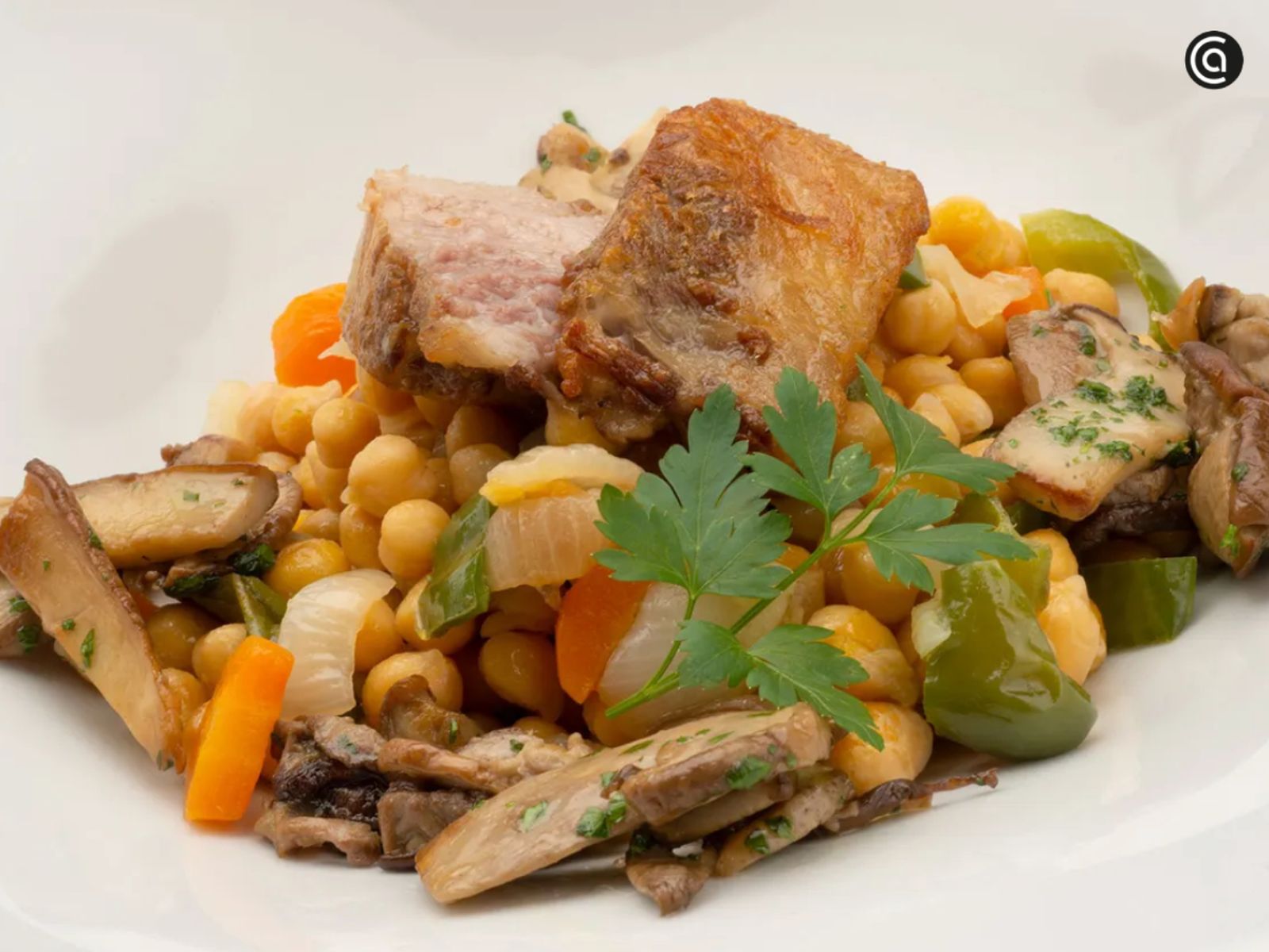 Garbanzos con papada y setas, receta completa y llena de matices.