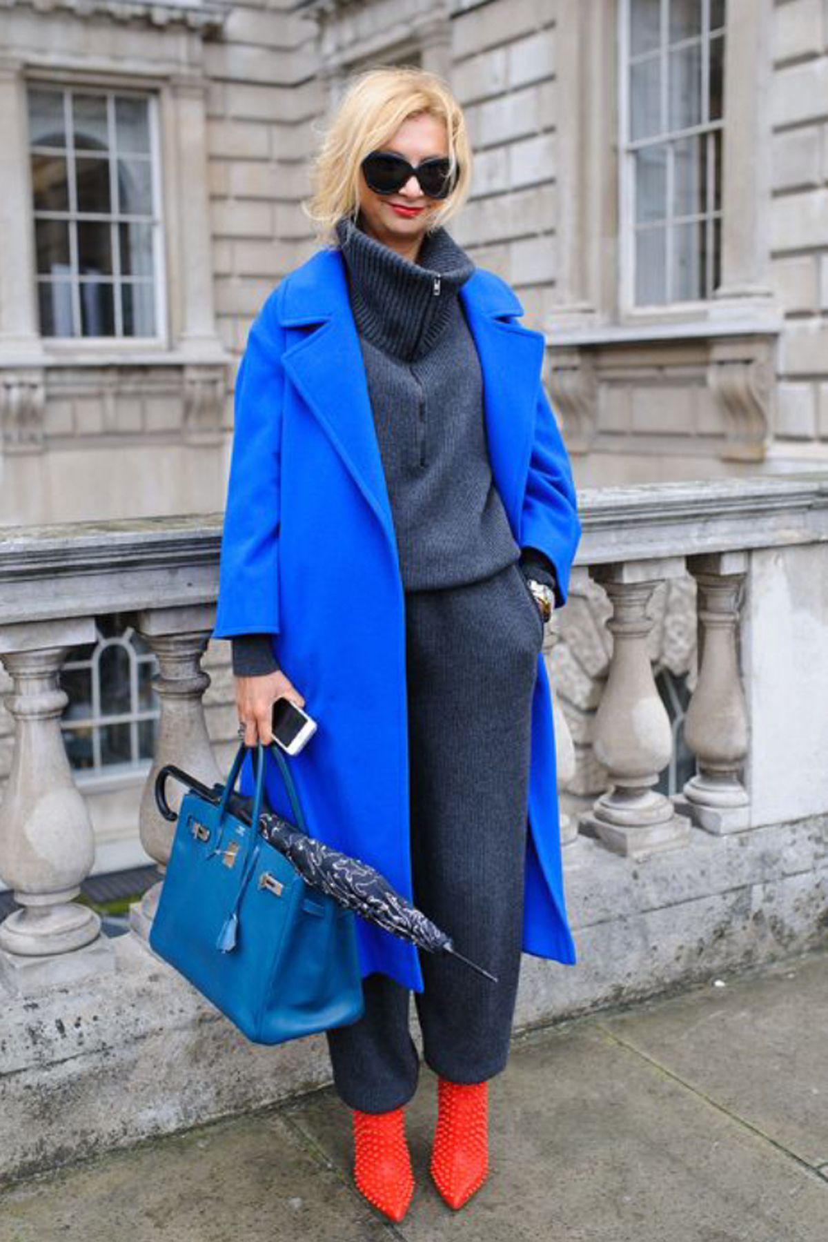 como combinar azul eléctrico gris