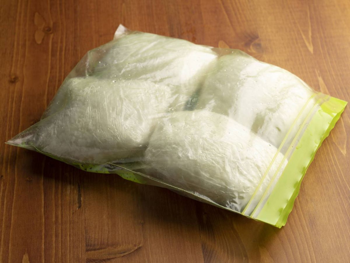 Congelar el arroz en porciones dentro de bolsas herméticas permite conservarlo hasta un mes sin perder textura.