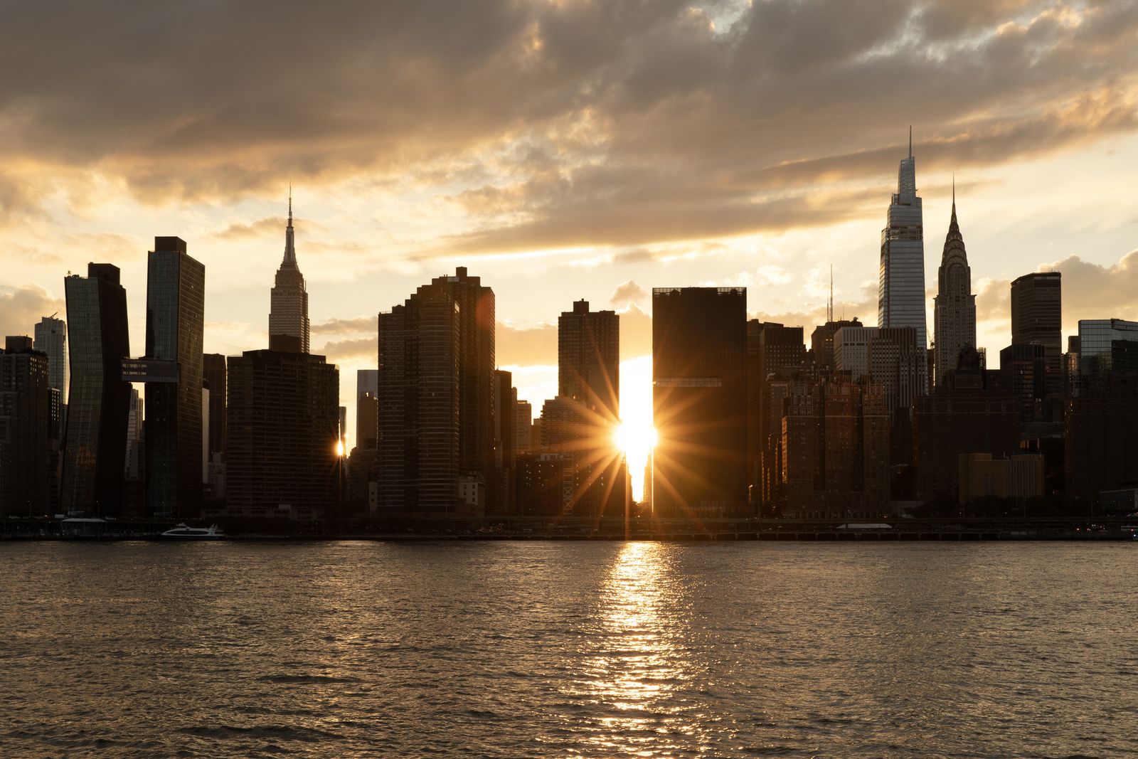 Puesta de sol en el horizonte de Manhattan