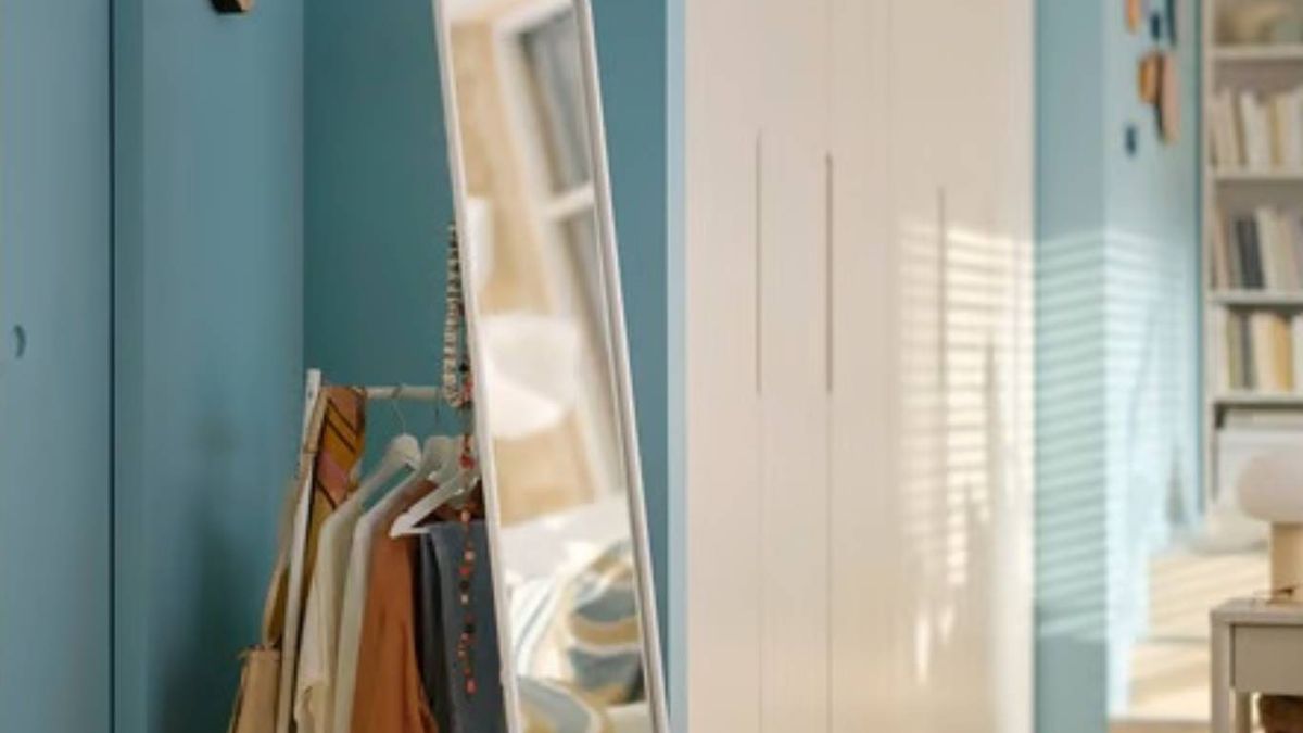 Los espejos amplían visualmente los espacios y reflejan la luz natural para crear profundidad.