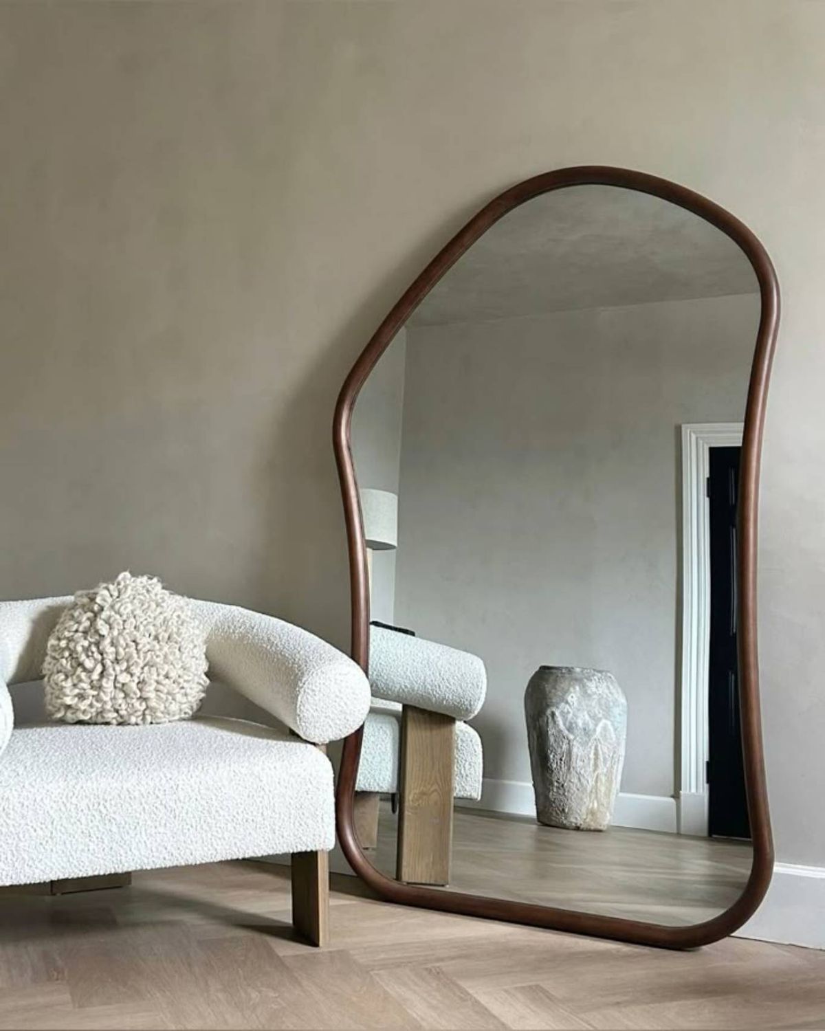 Espejo grande de pared con formas irregulares.