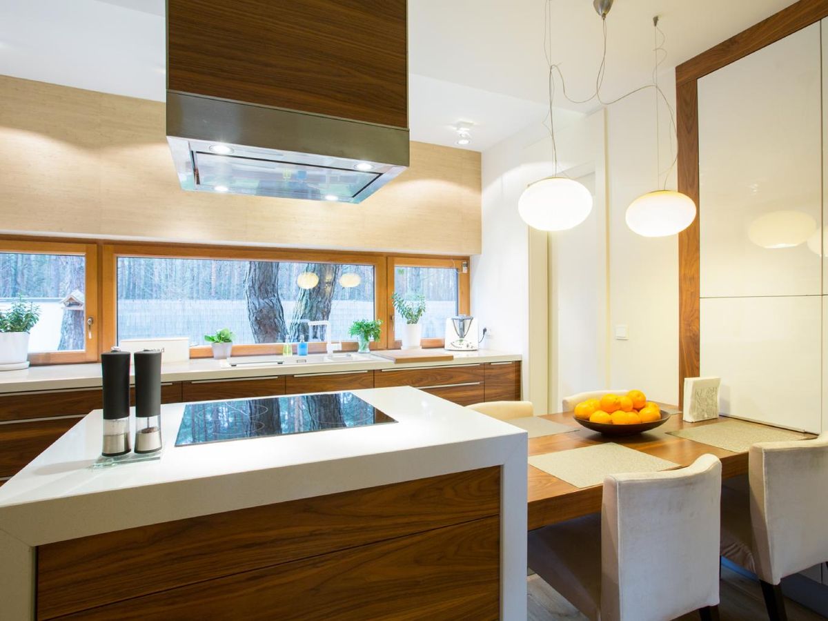 Cocina tradicional con zonas de iluminación.