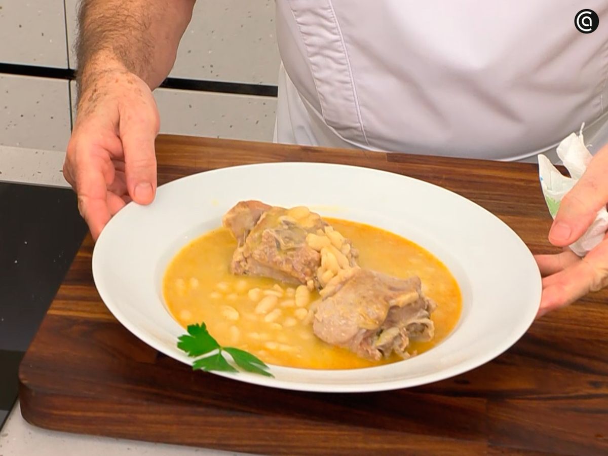 Decora el potaje de alubias blancas con una hoja de perejil fresco