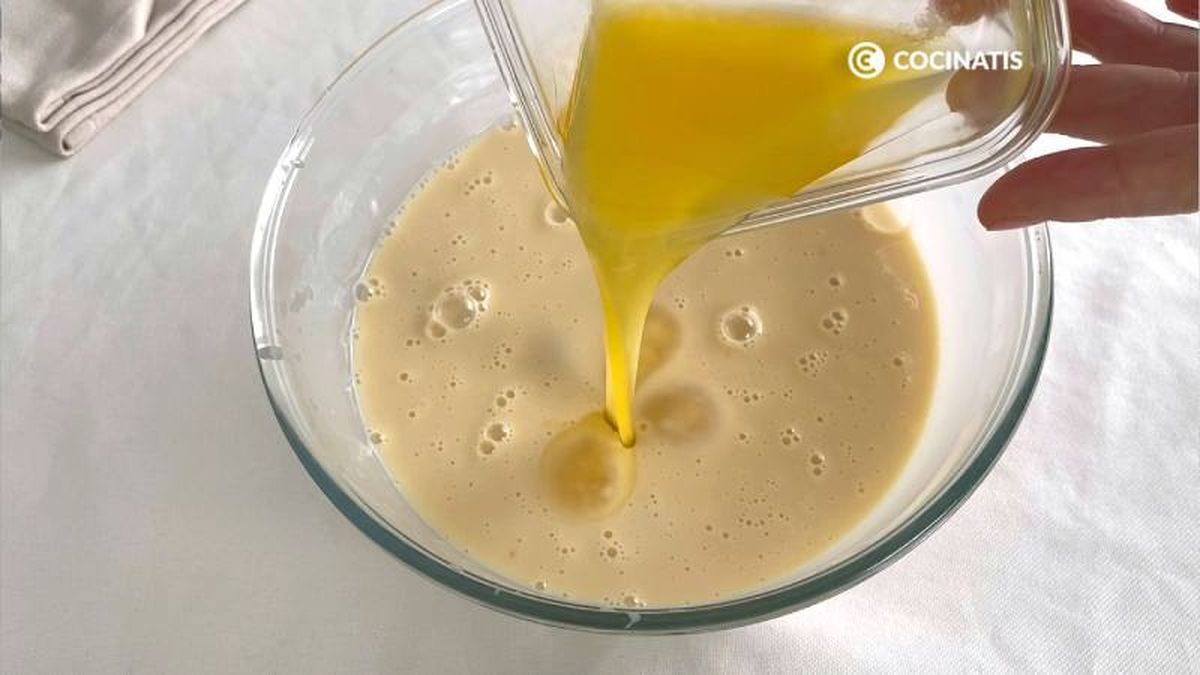 Añade de uno en uno los huevos y después la mantequilla fundida