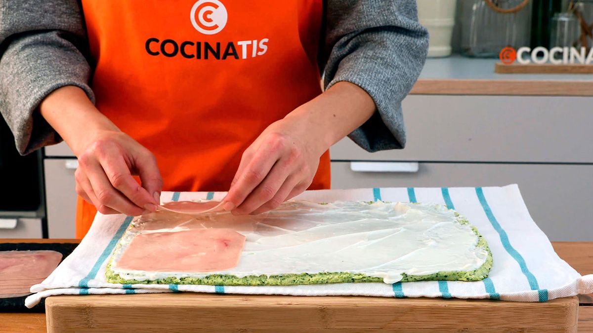 Receta de rollo de tortilla francesa con jamón, queso y brócoli  paso 4