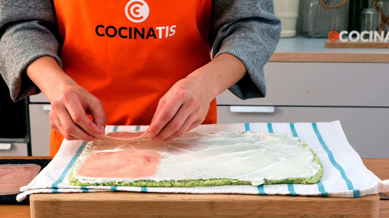 Receta de rollo de tortilla francesa con jamón, queso y brócoli  paso 4 Receta de rollo de tortilla francesa con jamón, queso y brócoli  paso 4