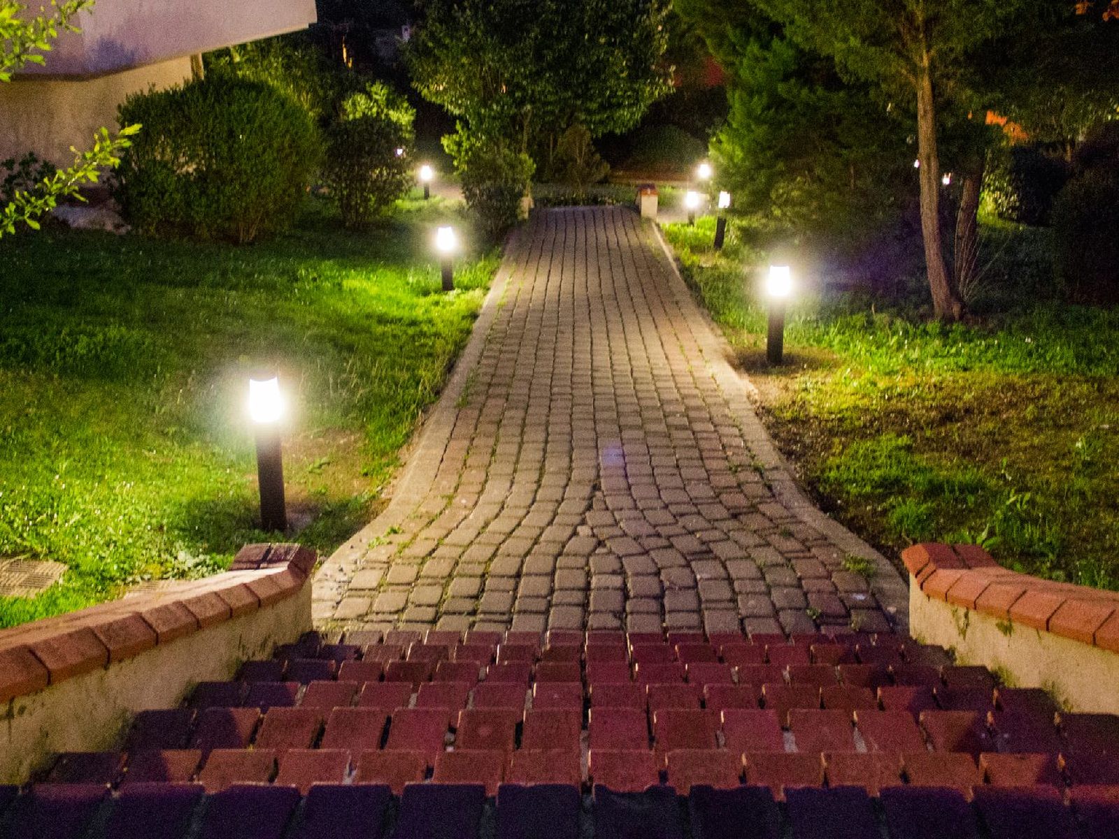 Ilumina entradas, canteros y caminos Ilumina entradas, canteros y caminos