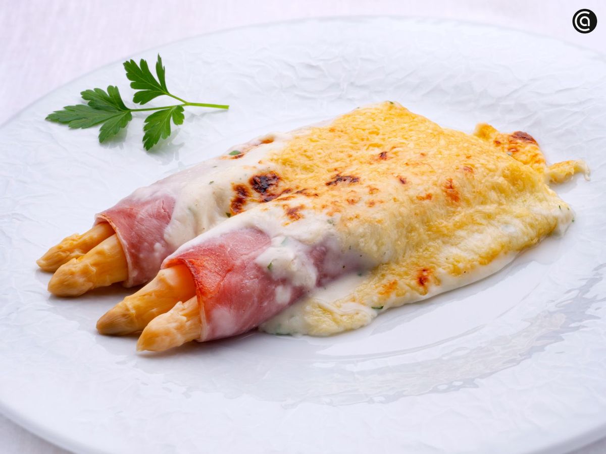 Espárragos gratinados con jamón y bechamel de Karlos Arguiñano
