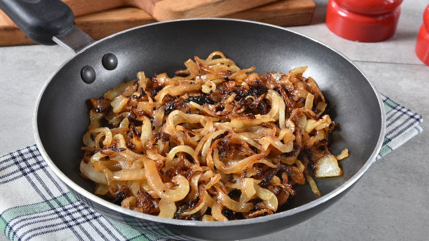 Descubre el truco para hacer cebolla caramelizada de forma rápida