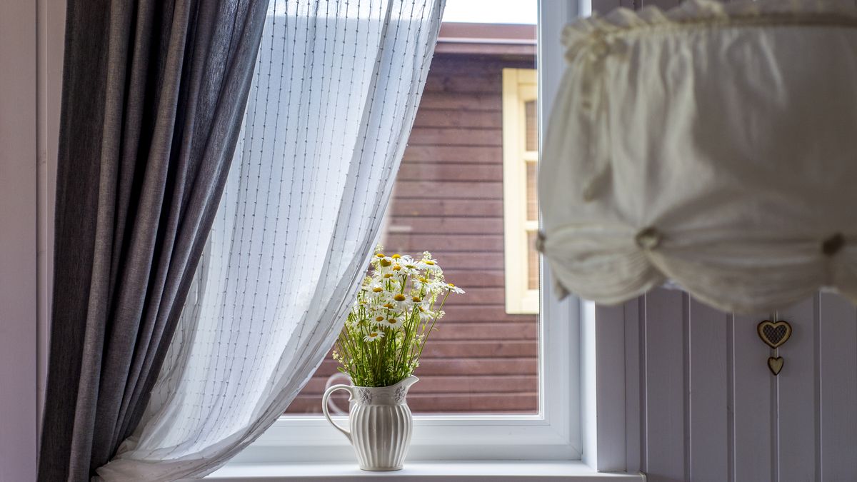 Los papeles pintados y las telas de las cortinas suelen degradarse con rapidez