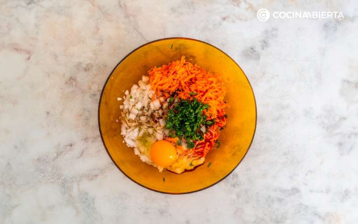 Pon los ingredientes para el relleno en un bol