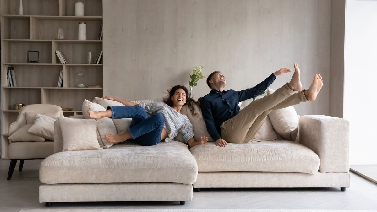 Cambiar las telas o los cojines permite renovar el espacio sin gastar mucho dinero