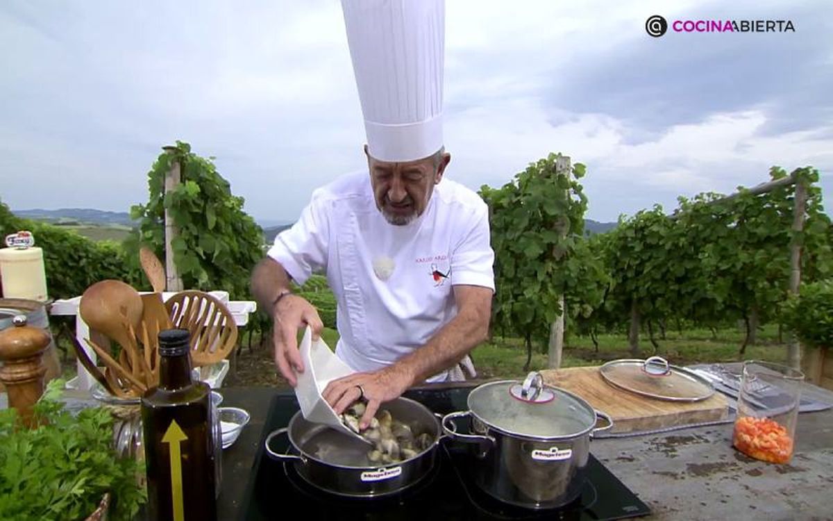 karlos arguinano echa las almejas para abrirlas