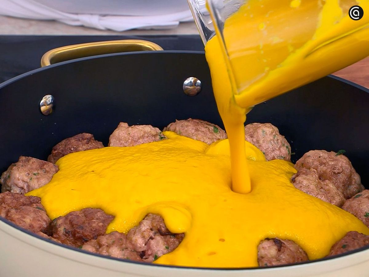 Cocina las albóndigas en la salsa de zanahoria