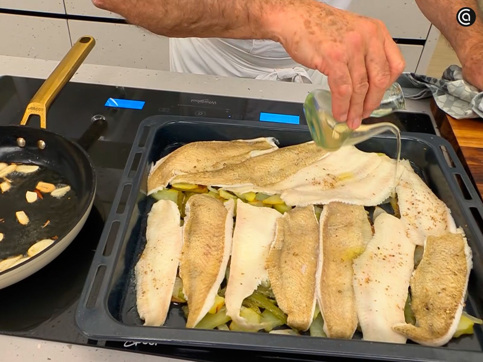 Rocía con un poco de vinagre justo al salir del horno Rocía con un poco de vinagre justo al salir del horno