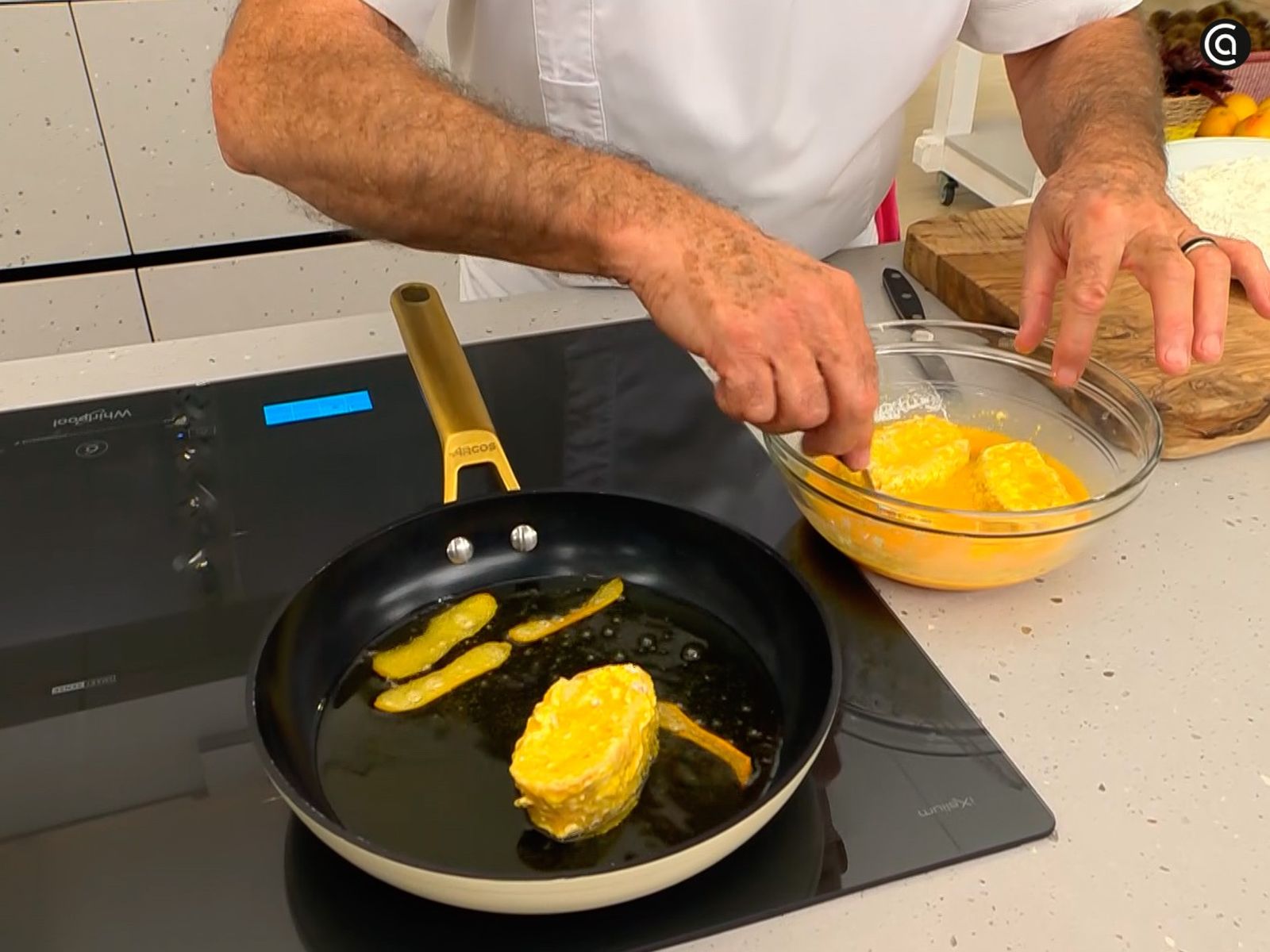 Enharina y pasa por huevo las torrijas antes de freírlas Enharina y pasa por huevo las torrijas antes de freírlas