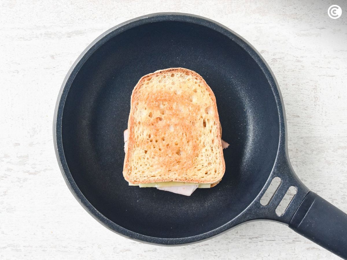 Dorar el sándwich mixto en la sartén