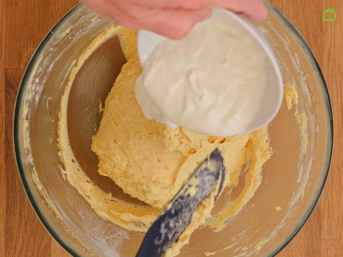 Incorpora el yogur y la harina, mezclando bien todos los ingredientes