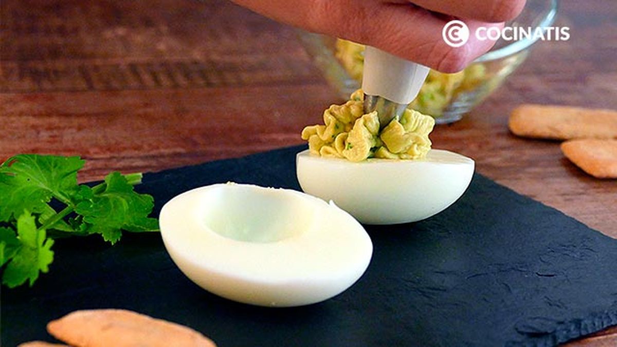 Receta de huevos rellenos de aguacate  paso 4