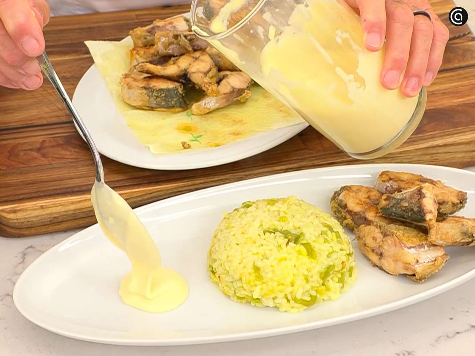 Sirve el chicharro con arroz Sirve el chicharro con arroz