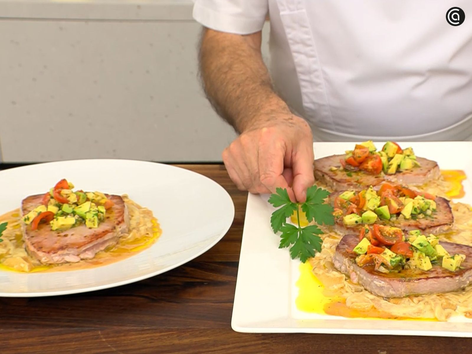 Sirve el bonito con salsa de cebolla y añade por encima la vinagreta de aguacate