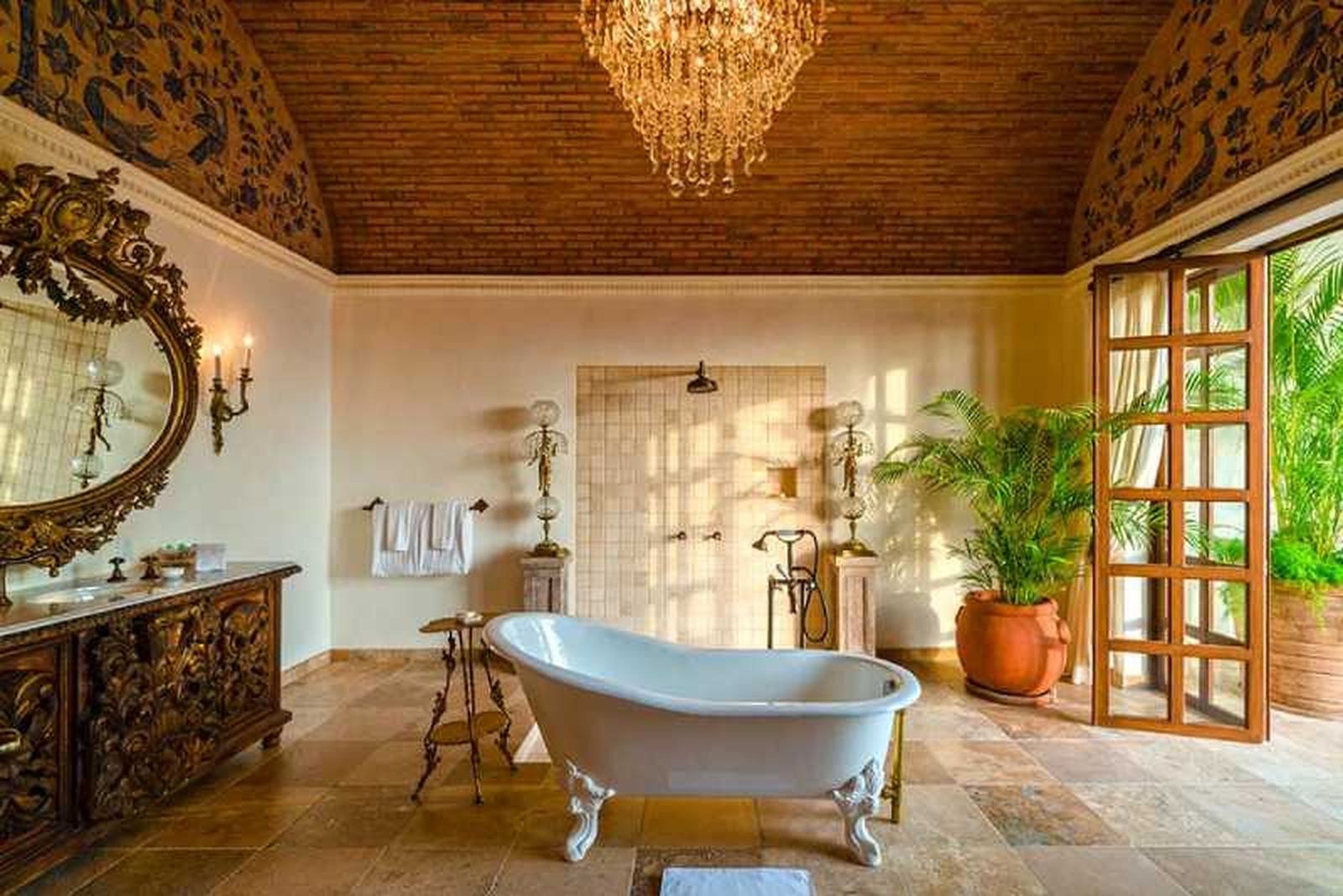 La bañera de la Suit Cleopatra. La bañera de la Suit Cleopatra.
