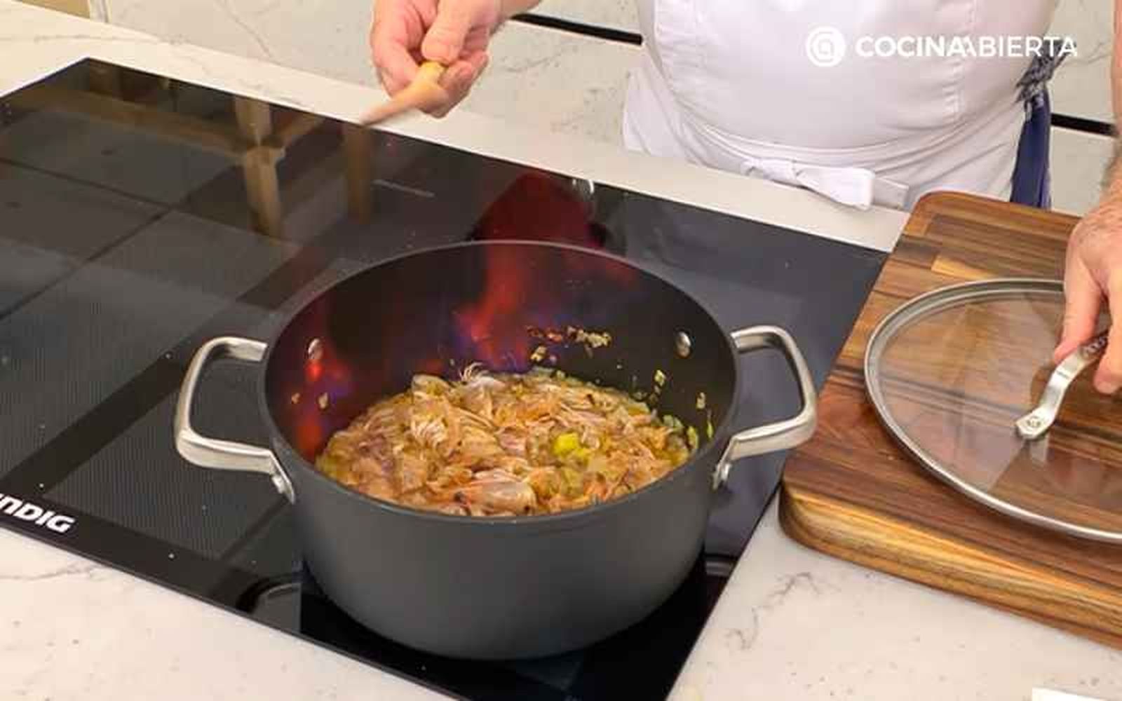 Flambea el sofrito para la salsa americana Flambea el sofrito para la salsa americana