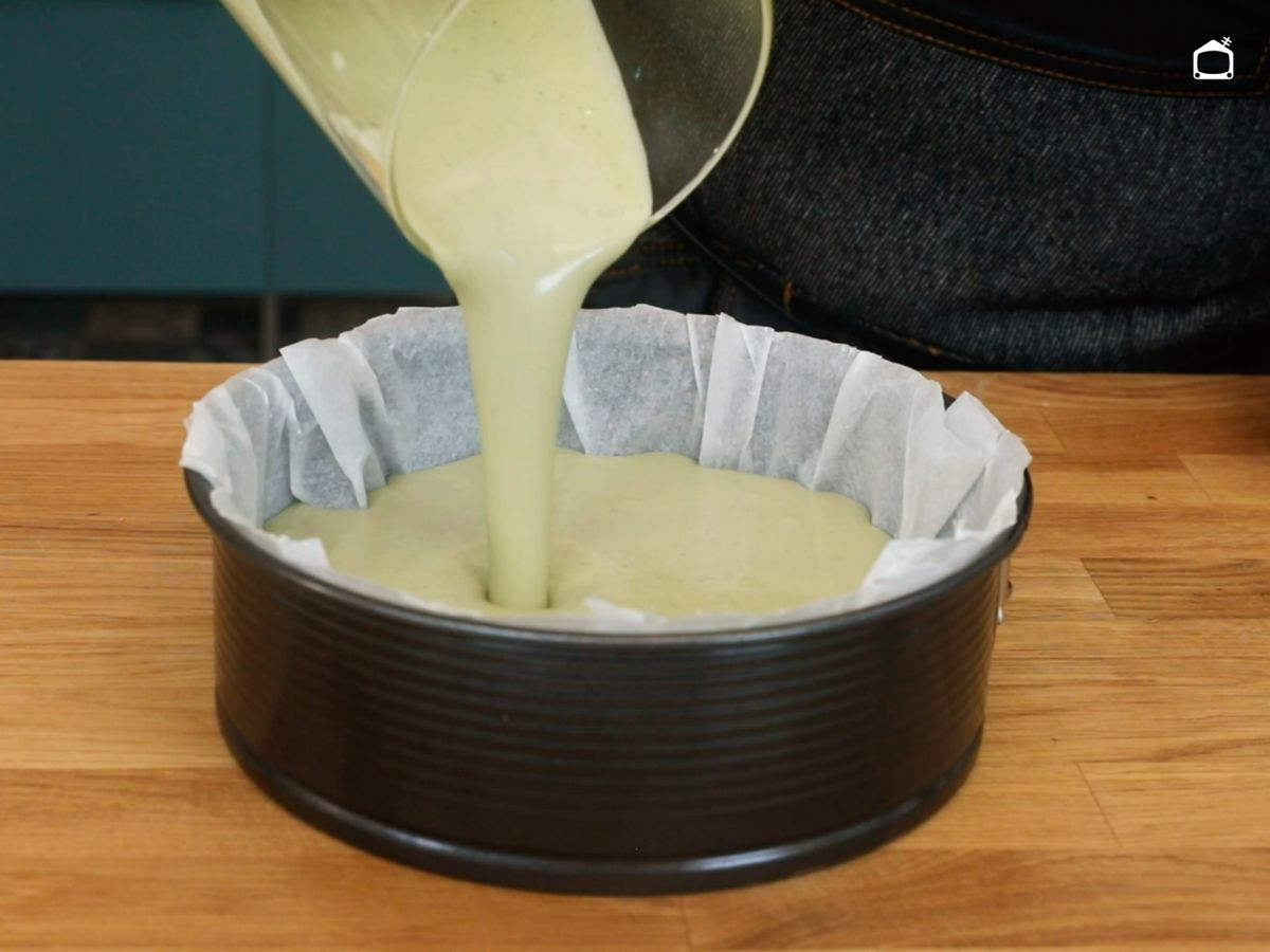 Vierte la mezcla en un molde