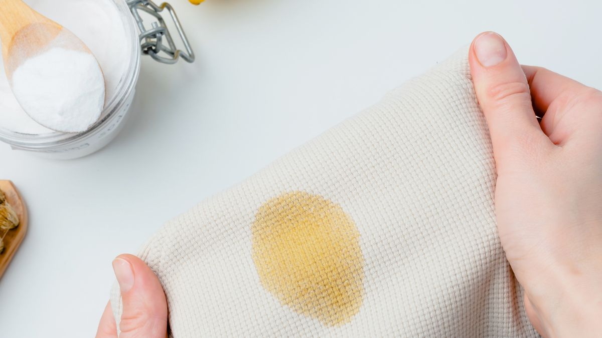 Sobre manchas de aceite o sangre, el agua fría es mucho más eficaz