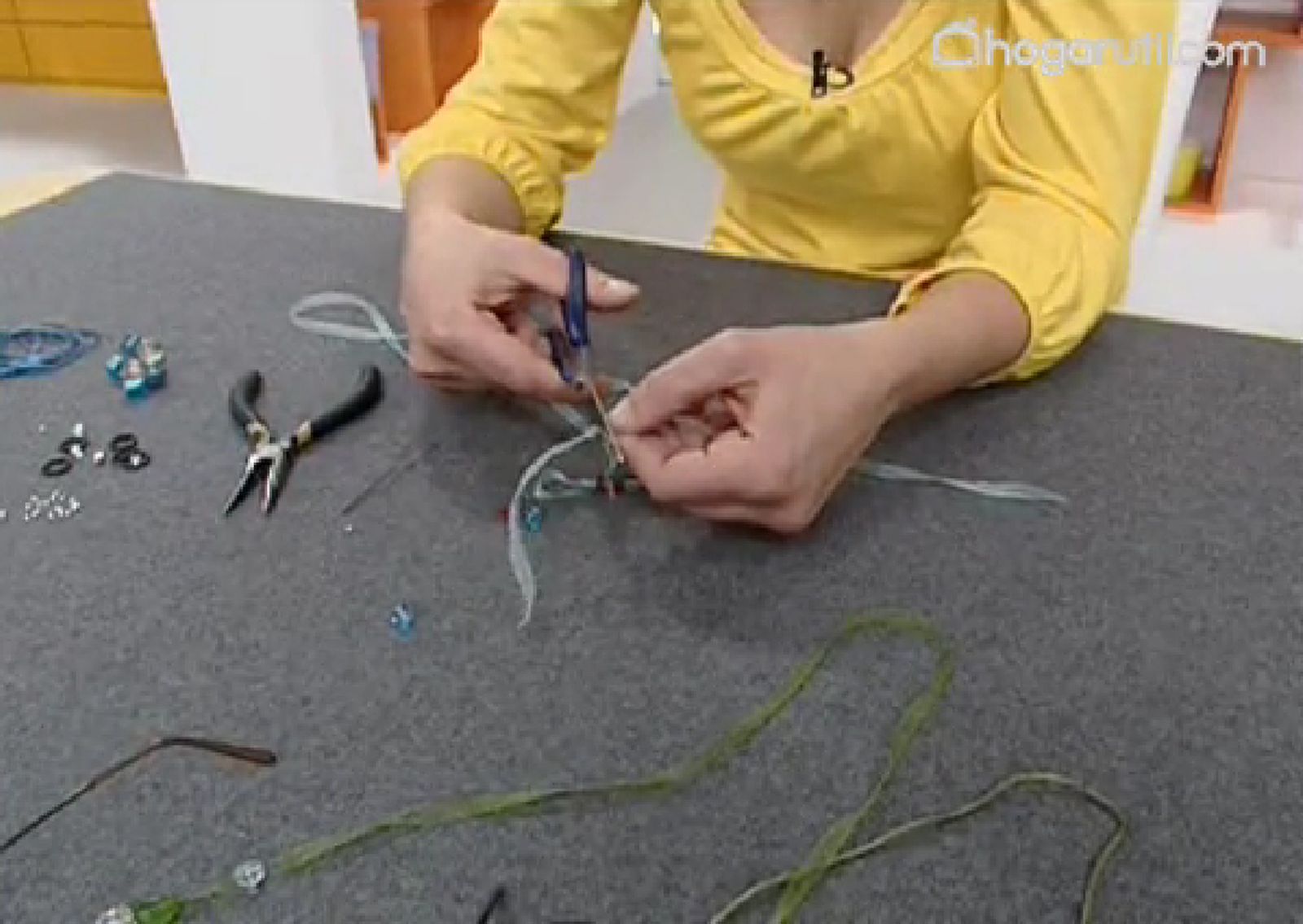 Manualidades Crear un colgador para gafas paso 5 Manualidades Crear un colgador para gafas paso 5