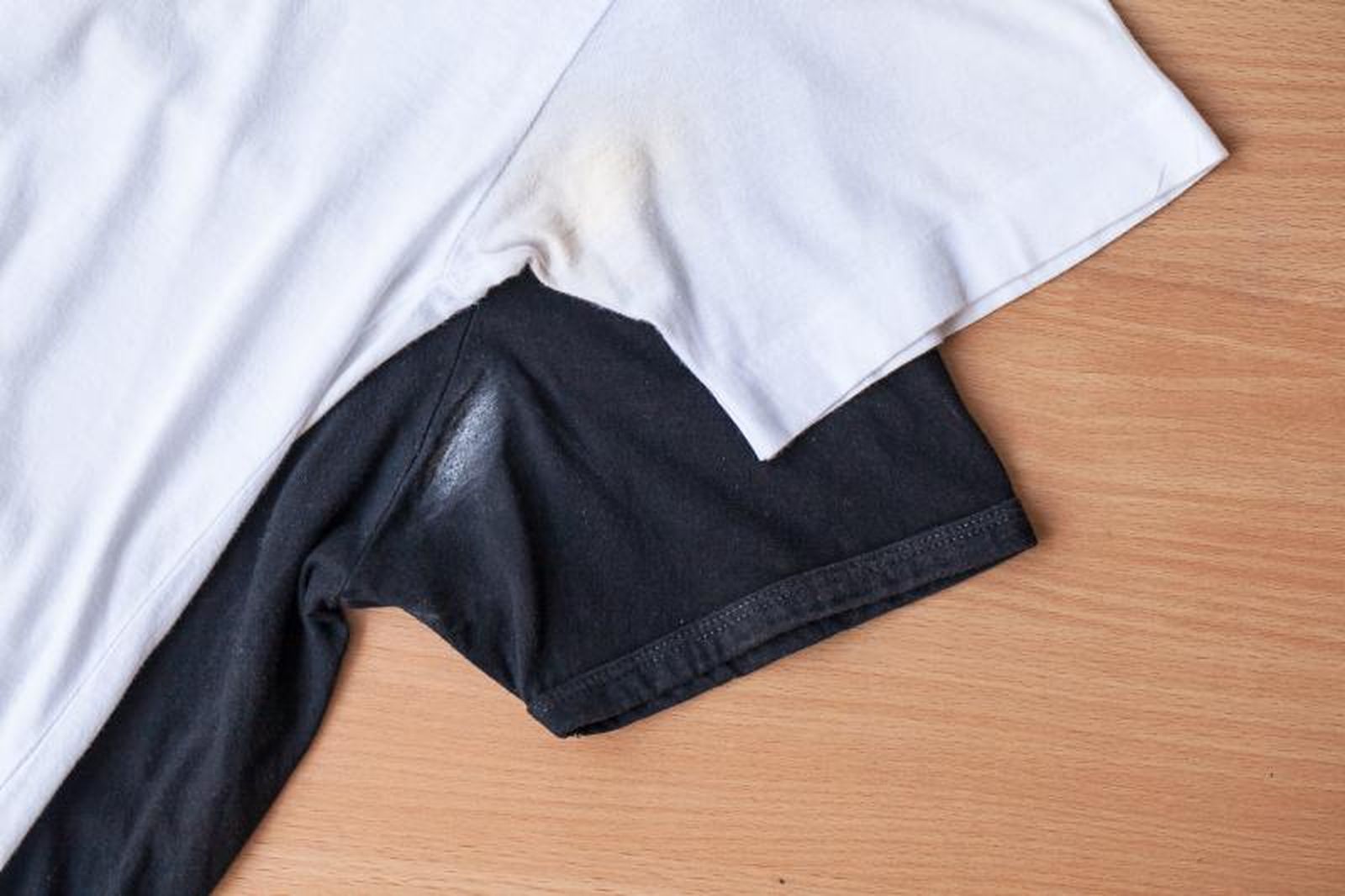 El sudor y los desodorantes pueden dejar manchas amarillas en la ropa