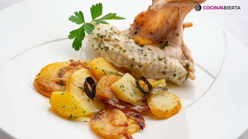 El rape al horno es una receta clásica fácil y rápida de preparar