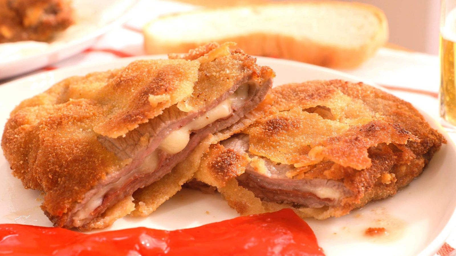 Puedes servirlos con unos pimientos del piquillo Cachopo de ternera paso 5