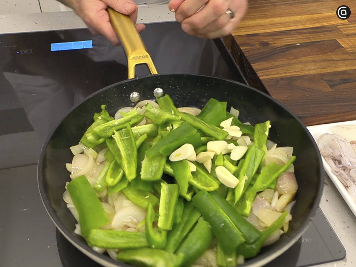 Pocha la cebolla y los pimientos cortados hasta que estén tiernos