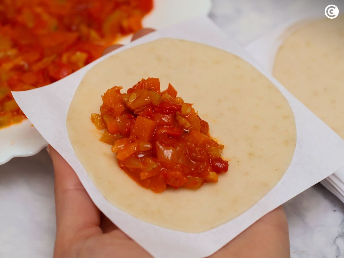 Rellenar las obleas de empanadillas con las verduras