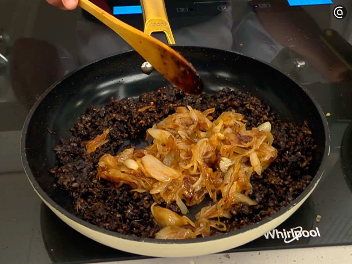 Desmiga la morcilla, cocínala y mézclala con la cebolla caramelizada
