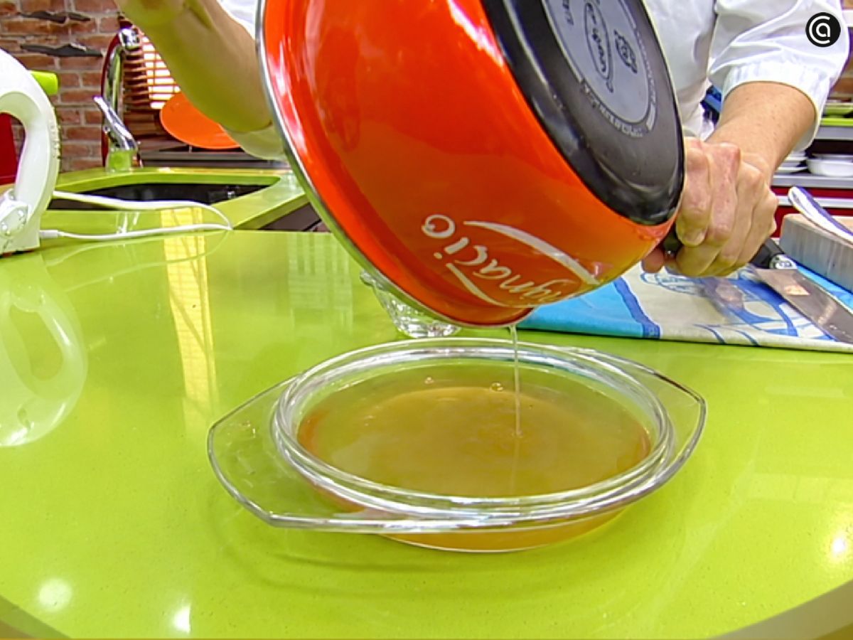 Deja enfriar la salsa de manzana